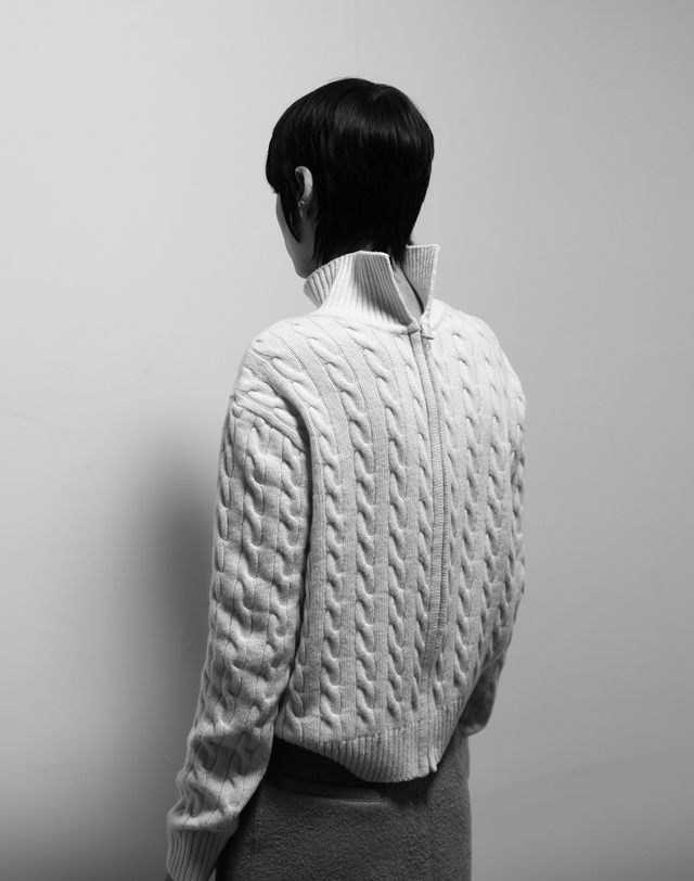 아에르 Cardigan Reversible Cable Zip Ivory 착용컷