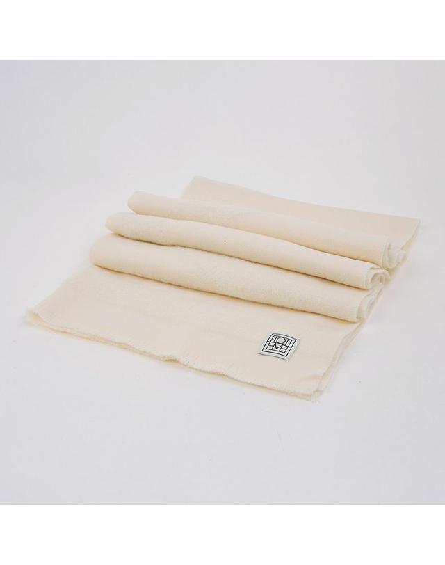 토템 [토템] FW25 공용 모노그램 트윌 머플러 254WSC0115FB0510 059 착용컷