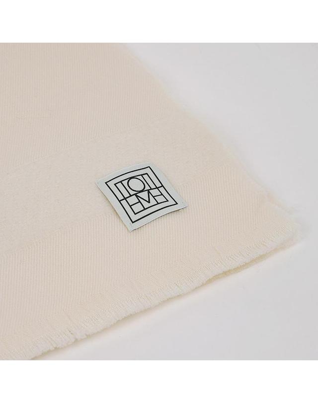 토템 [토템] FW25 공용 모노그램 트윌 머플러 254WSC0115FB0510 059 착용컷