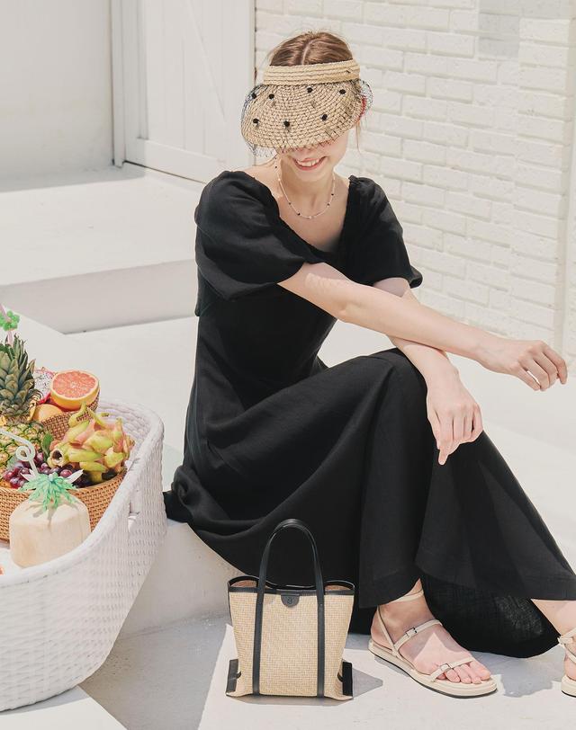 제로스트릿 뒷 트임 퍼프 원피스 / 블랙 착용컷
