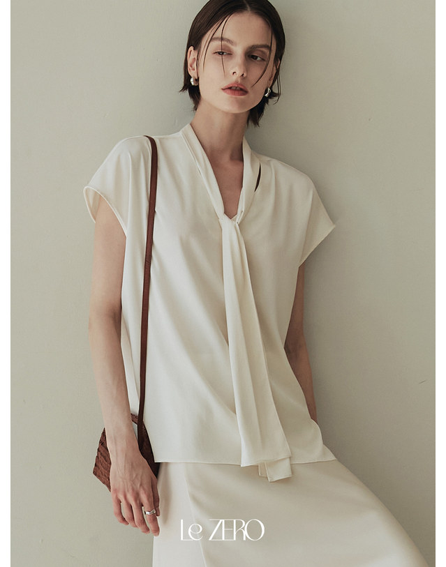 제로스트릿 르제로 글로우 타이 블라우스 / 아이보리 착용컷