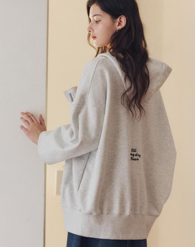 제로스트릿 탭탭 자수 후드 집업 / 오트밀 착용컷