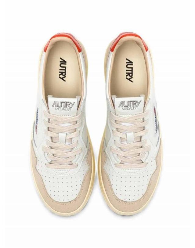 오트리 [해외직구] 26FW 오트리 Medalist 로우 Wom Leat Suede Wht 펌킨 AULWLS19 TP582129577 착용컷