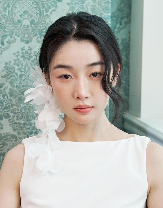 장폴클라리쎄 장폴 클라리쎄 페탈 부케 드롭 귀걸이 JB-26-014E 착용컷