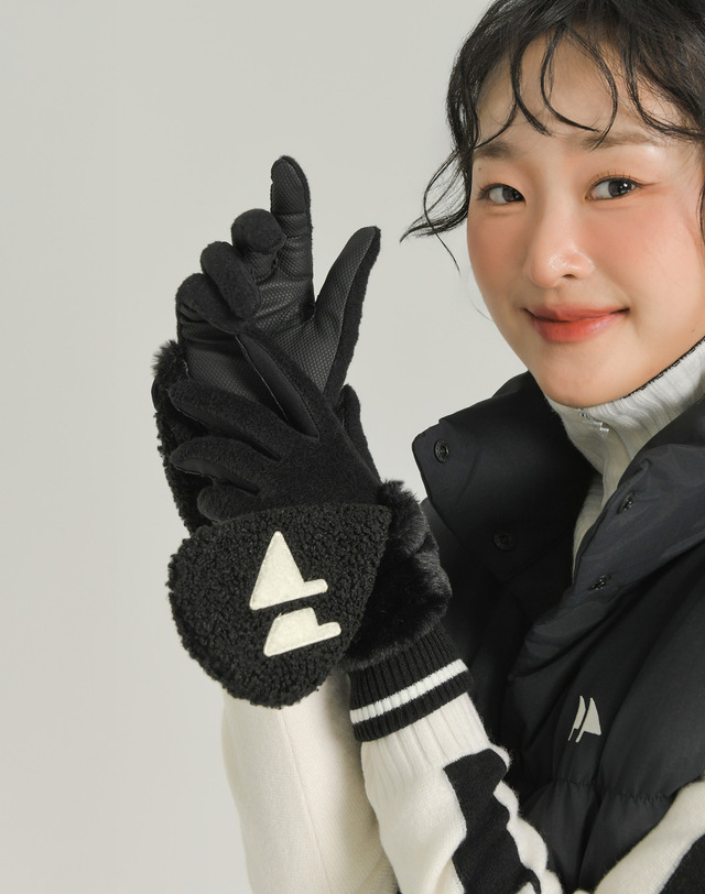 더블플래그 여성 [Soft Warm] 블랙 여성 로고 포인트 플리스 손모아 양손 장갑 착용컷