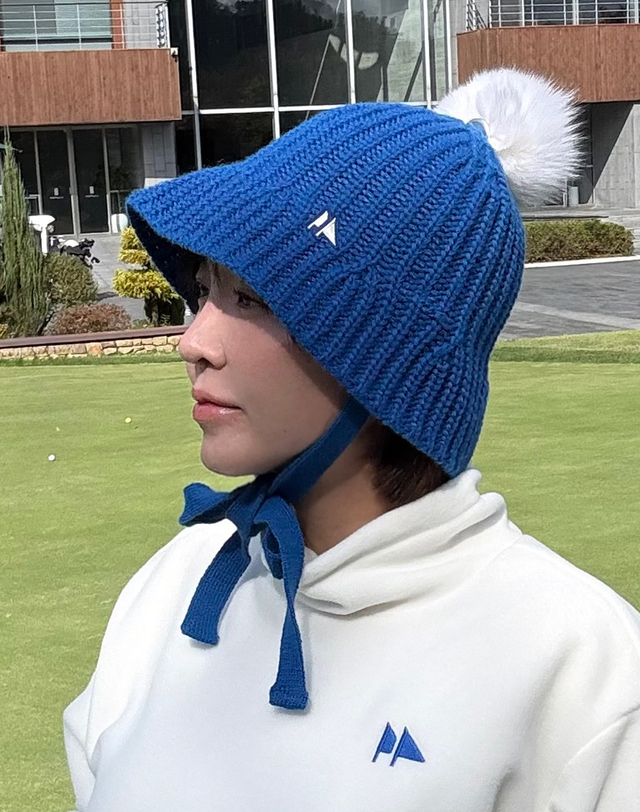 더블플래그 여성 블루 여성 울 블렌디드 꽈배기 니트 햇 착용컷