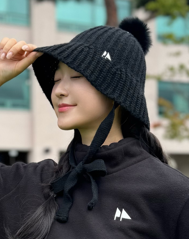 더블플래그 여성 블랙 여성 울 블렌디드 꽈배기 니트 햇 착용컷