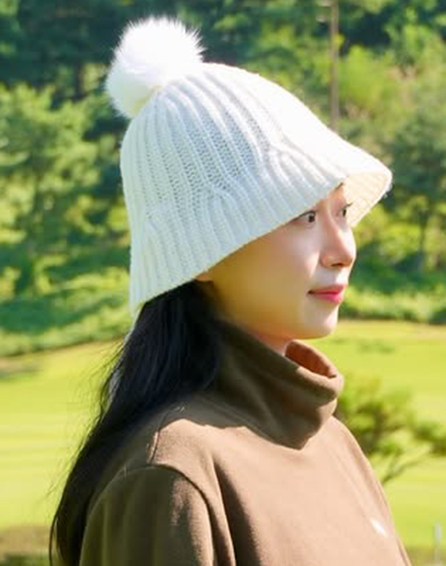 더블플래그 여성 아이보리 여성 울 블렌디드 꽈배기 니트 햇 착용컷
