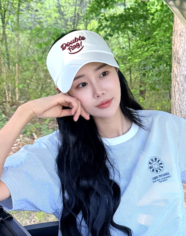 더블플래그 여성 [BEST][시어서커] 아이보리 여성 시어서커 스마일 그래픽 고높은 썬캡 착용컷