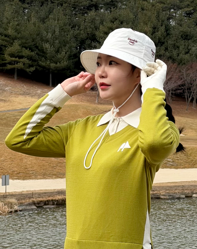 더블플래그 여성 [스마일링] 아이보리 여성 스마일 패턴 그래픽 버킷햇(스트링 구성) 착용컷