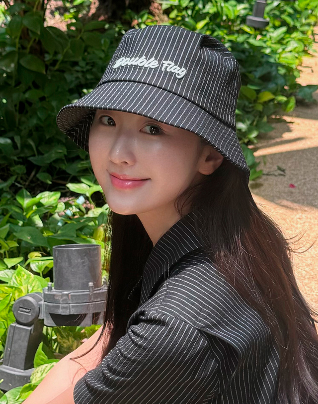 더블플래그 여성 [BEST][시어서커] 블랙 여성 스트라이프 시어서커 버킷햇 (스트링 구성) 착용컷