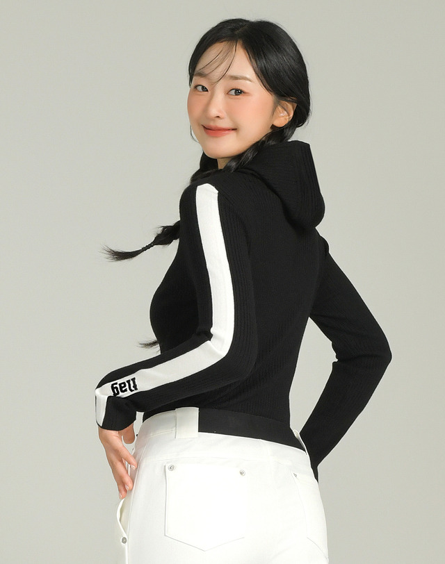 더블플래그 여성 [Layering] 블랙 여성 스몰후드 컬러라인 포인트 긴팔 골지 니트 착용컷