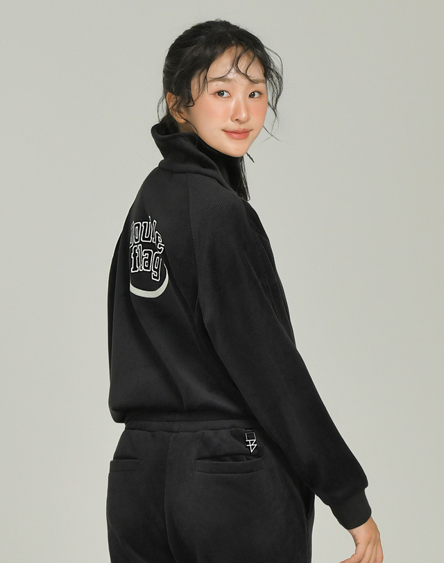 더블플래그 여성 [Range wear] 블랙 여성 스마일 그래픽 포인트 코듀로이 반집업 티셔츠 착용컷