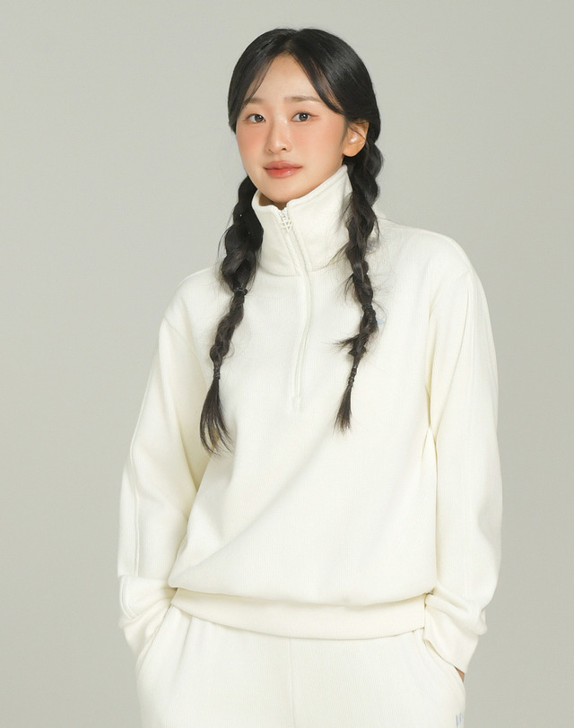 더블플래그 여성 [Range wear] 아이보리 여성 스마일 그래픽 코듀로이 반집업 티셔츠 착용컷