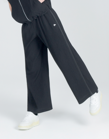 더블플래그 여성 · [BEST][Micro Pleats] 블랙 여성 Micro Pleats 라인 컬러링 와이드 팬츠 · [26SS] · 스토어 상품 이미지