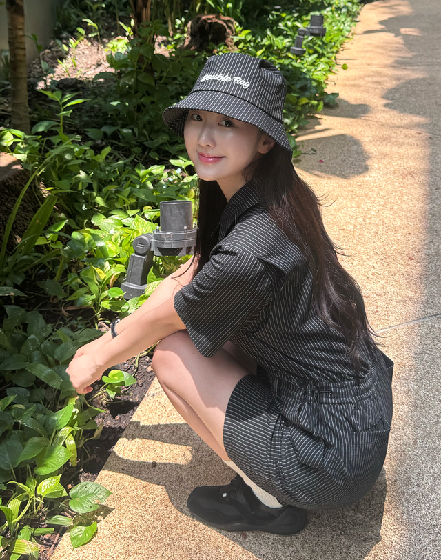 더블플래그 여성 [시어서커] 블랙 여성 스트라이프 반팔 오버롤 착용컷