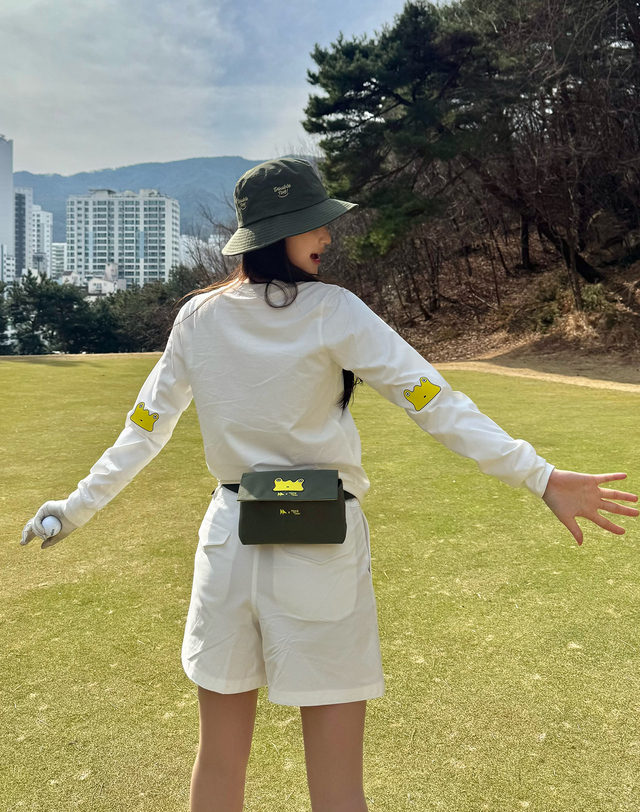 더블플래그 여성 [Mongster Collabo] 카키 여성 그래픽 포인트 힙색 착용컷