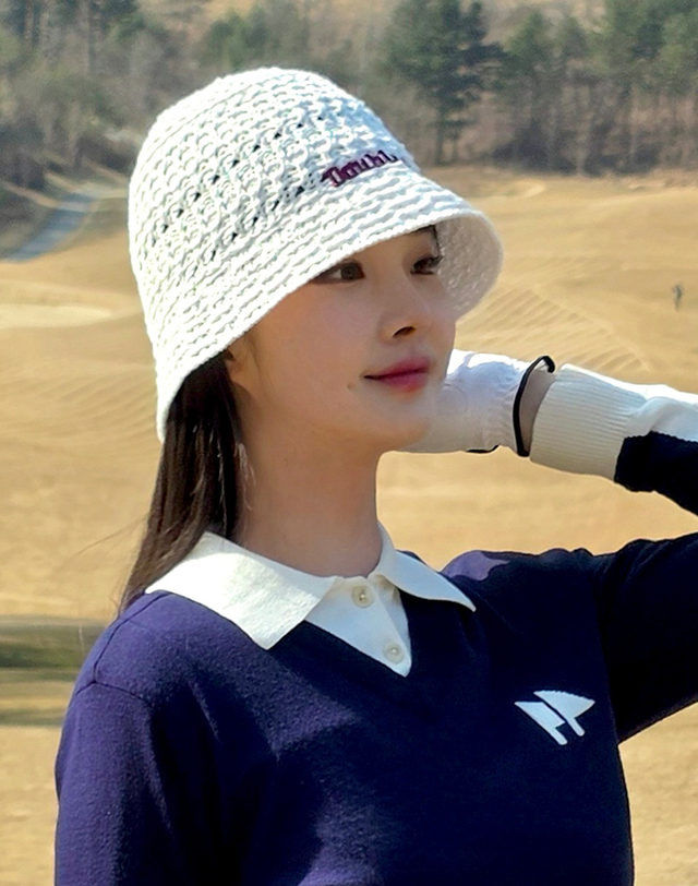 더블플래그 여성 [러블리 핏] 아이보리 여성 로고 디테일 포인트 니트 햇 착용컷