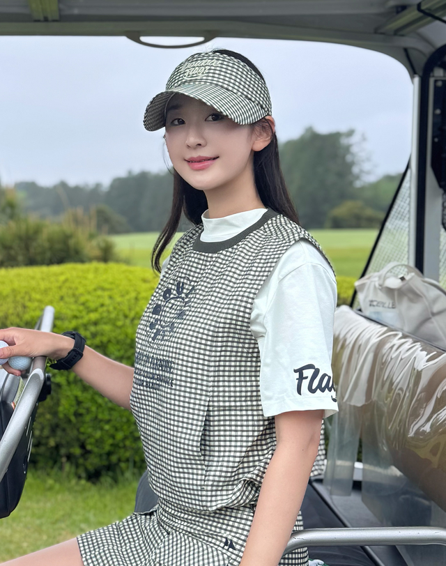 더블플래그 여성 [시어서커] 카키 여성 스마일 그래픽 라운드 베스트 착용컷