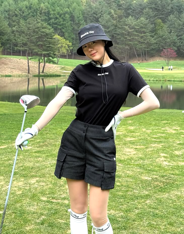 더블플래그 여성 [시어서커] 블랙 여성 포켓 디테일 스트라이프 시어서커 숏팬츠 착용컷