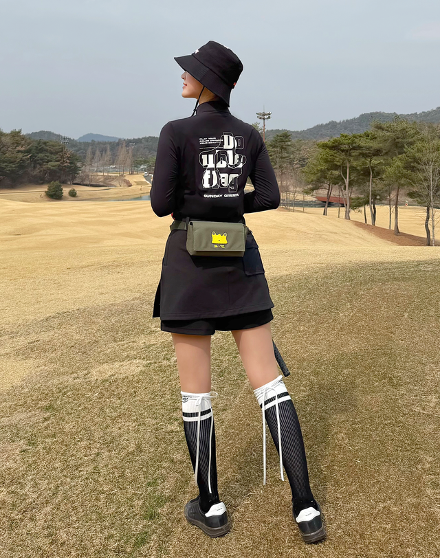 더블플래그 여성 [기능성/필수템] 블랙 여성 라운딩 그래픽 긴팔 카라 티셔츠 착용컷