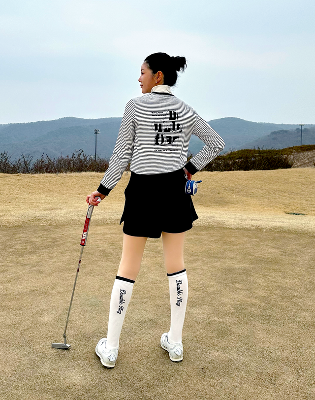 더블플래그 여성 [데일리 코디] 네이비 여성 라운딩 그래픽 긴팔 스트라이프 티셔츠 착용컷