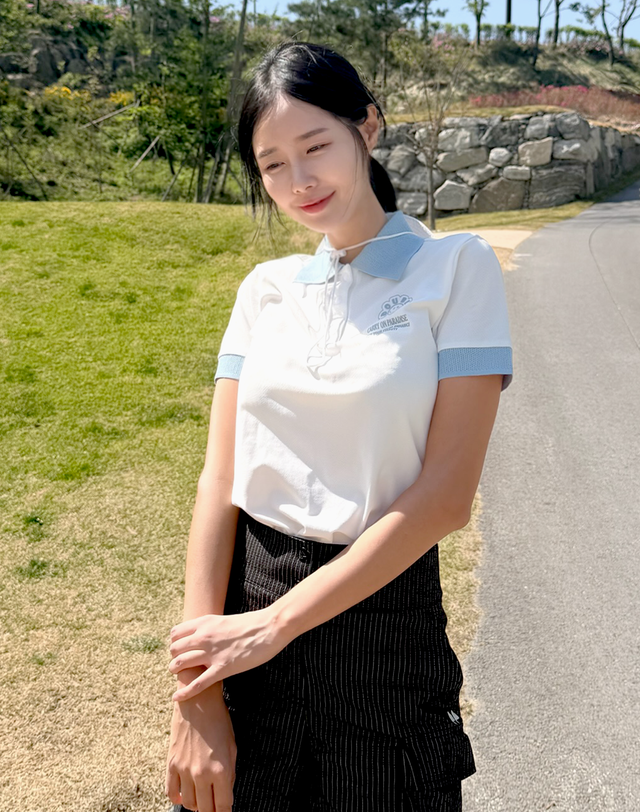 더블플래그 여성 [데일리 코디] 아이보리 여성 컬러 배색 그래픽 반팔 카라티 착용컷
