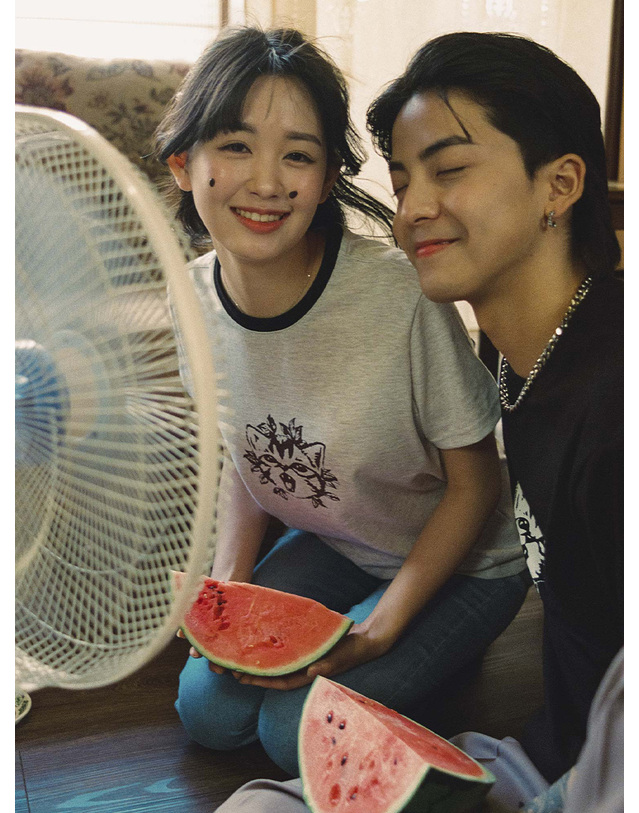 플러키티 플러키티 선셋 위듀 시그니처 프린트 반팔 티셔츠 화이트 멜란지 [유니섹스] 착용컷