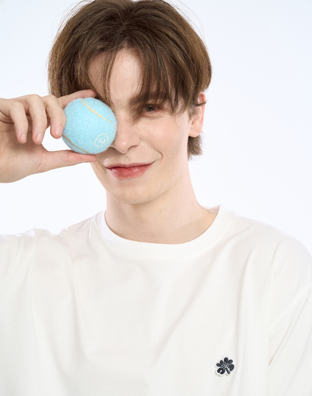 클레버필드 베이직 클로버 와펜 데일리 티셔츠_화이트 착용컷