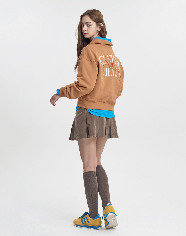 클레버필드 하이넥 집업 클레버 리본 스웻셔츠_브라운 착용컷