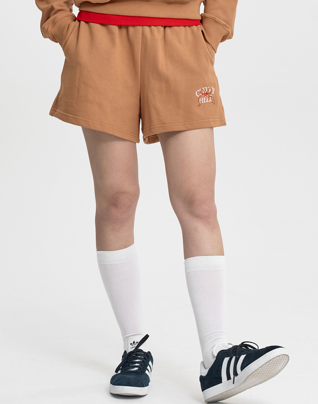 클레버필드 리본 클레버 하프 스웻 팬츠_브라운 착용컷