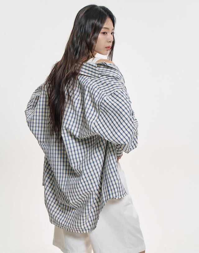 클레버필드 오버핏 체크 엠보 클래식 셔츠_블루 착용컷