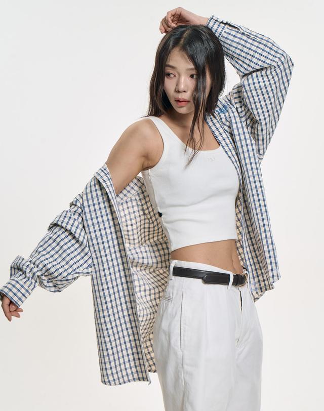 클레버필드 오버핏 체크 엠보 클래식 셔츠_블루 착용컷