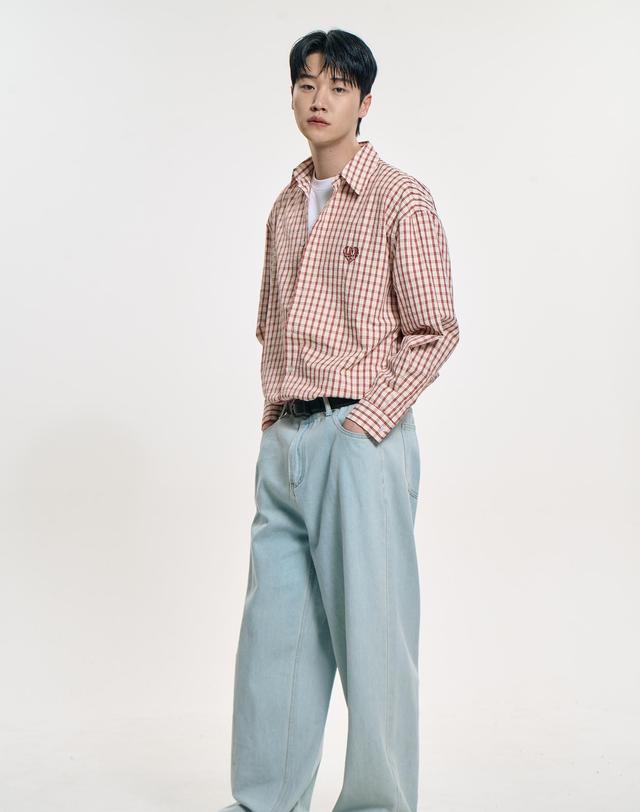 클레버필드 오버핏 체크 엠보 클래식 셔츠_레드 착용컷