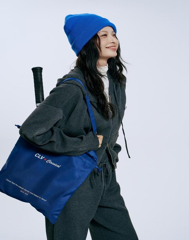 클레버필드 클래식 드로스트링 토트백_네이비 브라운 착용컷