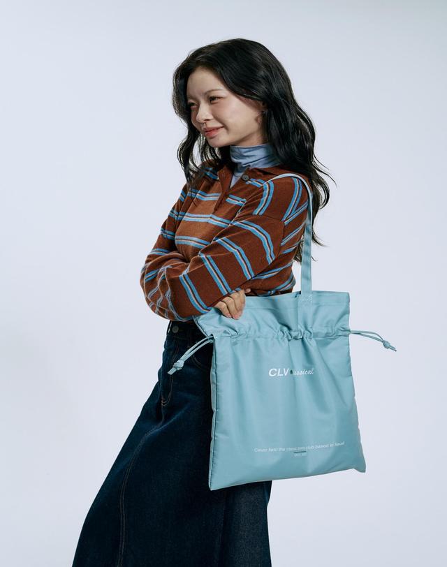 클레버필드 클래식 드로스트링 토트백_그린 청록 착용컷