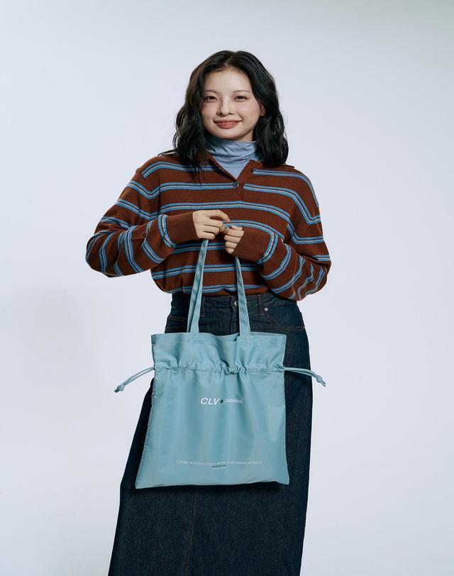 클레버필드 클래식 드로스트링 토트백_그린 청록 착용컷