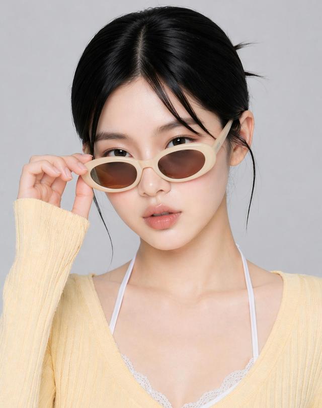 리끌로우 NIRNIR 폴더 선글라스 IVORY 착용컷