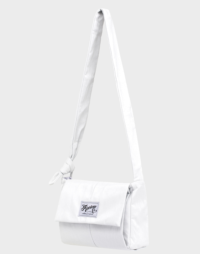 리끌로우 NUDO 가방 WHITE 착용컷