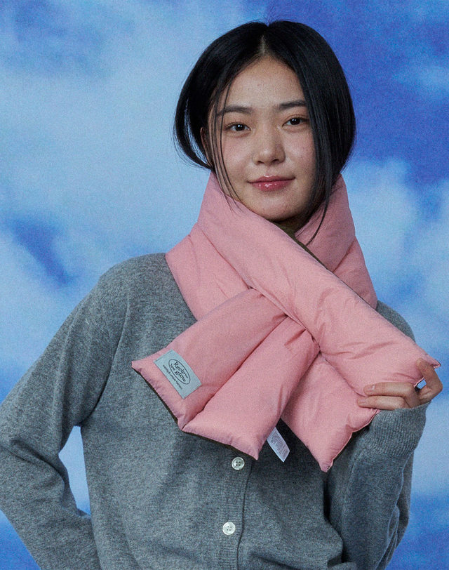 리끌로우 JINI PADDING MUFFLER KHAKI PINK 착용컷