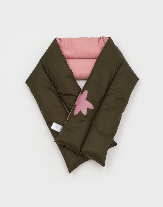리끌로우 JINI PADDING MUFFLER KHAKI PINK 착용컷