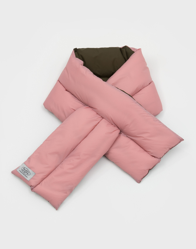 리끌로우 JINI PADDING MUFFLER KHAKI PINK 착용컷