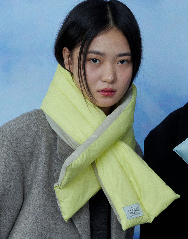 리끌로우 JINI PADDING MUFFLER LIME BEIGE 착용컷