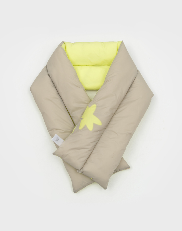 리끌로우 JINI PADDING MUFFLER LIME BEIGE 착용컷