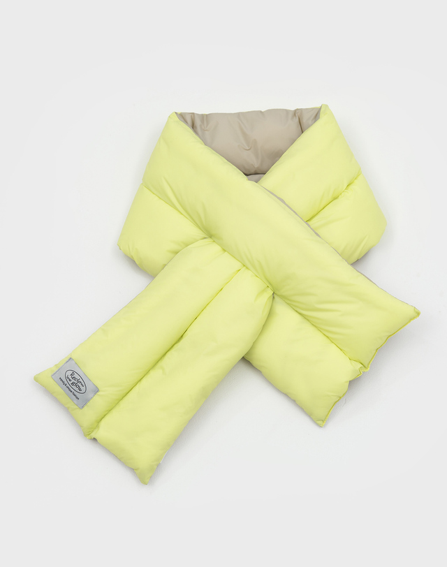 리끌로우 JINI PADDING MUFFLER LIME BEIGE 착용컷