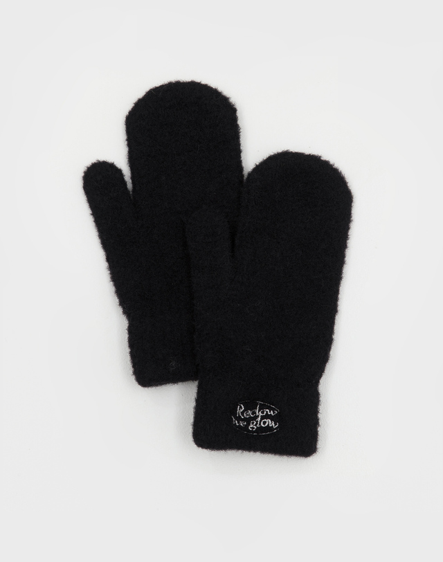 리끌로우 FLUFFY LOGO MITTEN GLOVE BLACK 착용컷
