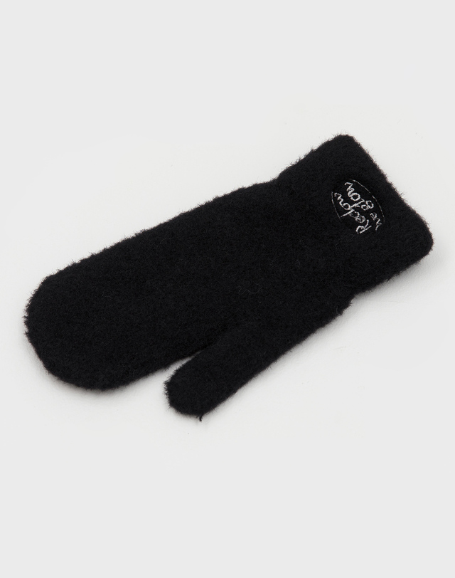 리끌로우 FLUFFY LOGO MITTEN GLOVE BLACK 착용컷