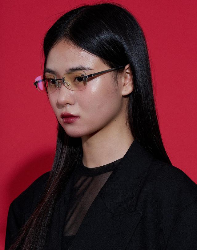 리끌로우 VEVE 무테 안경 SILVER 착용컷