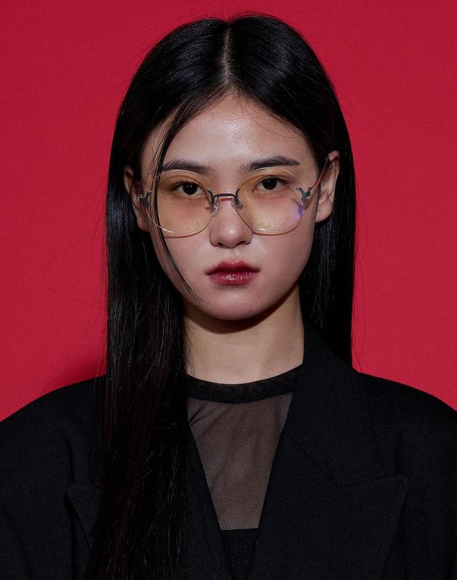 리끌로우 LOLO 무테 안경 SILVER 착용컷
