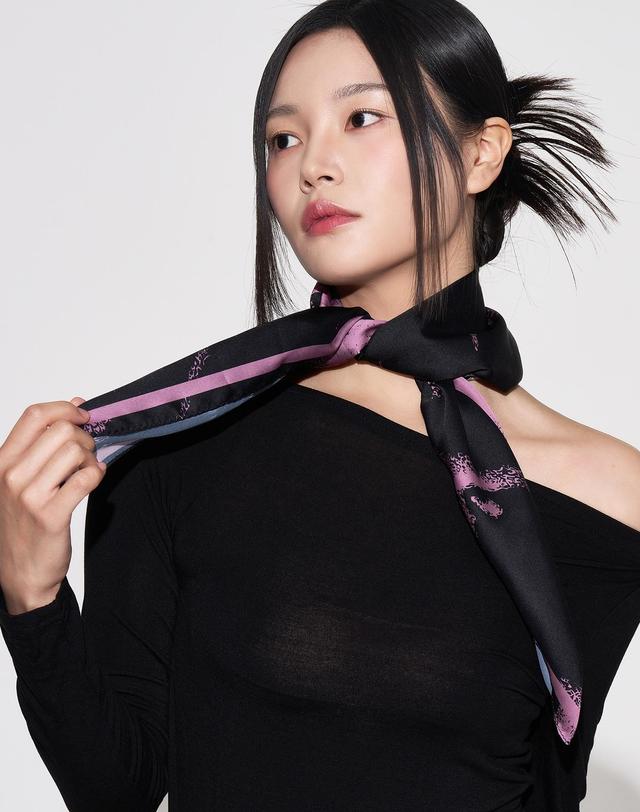 리끌로우 LEEV SCARF PLUM 스카프 착용컷
